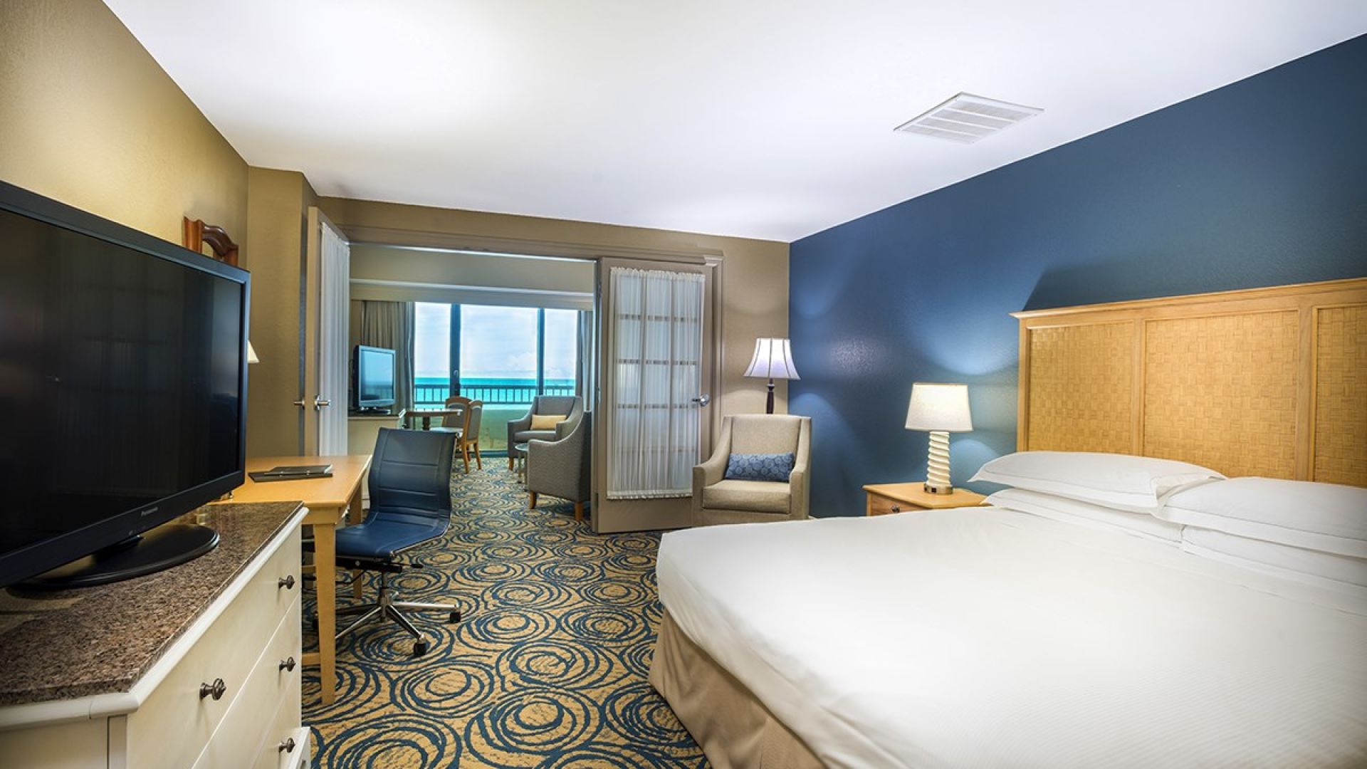 One Bedroom Suite Oceanfront – 1 King Bed or 2 Queen Beds