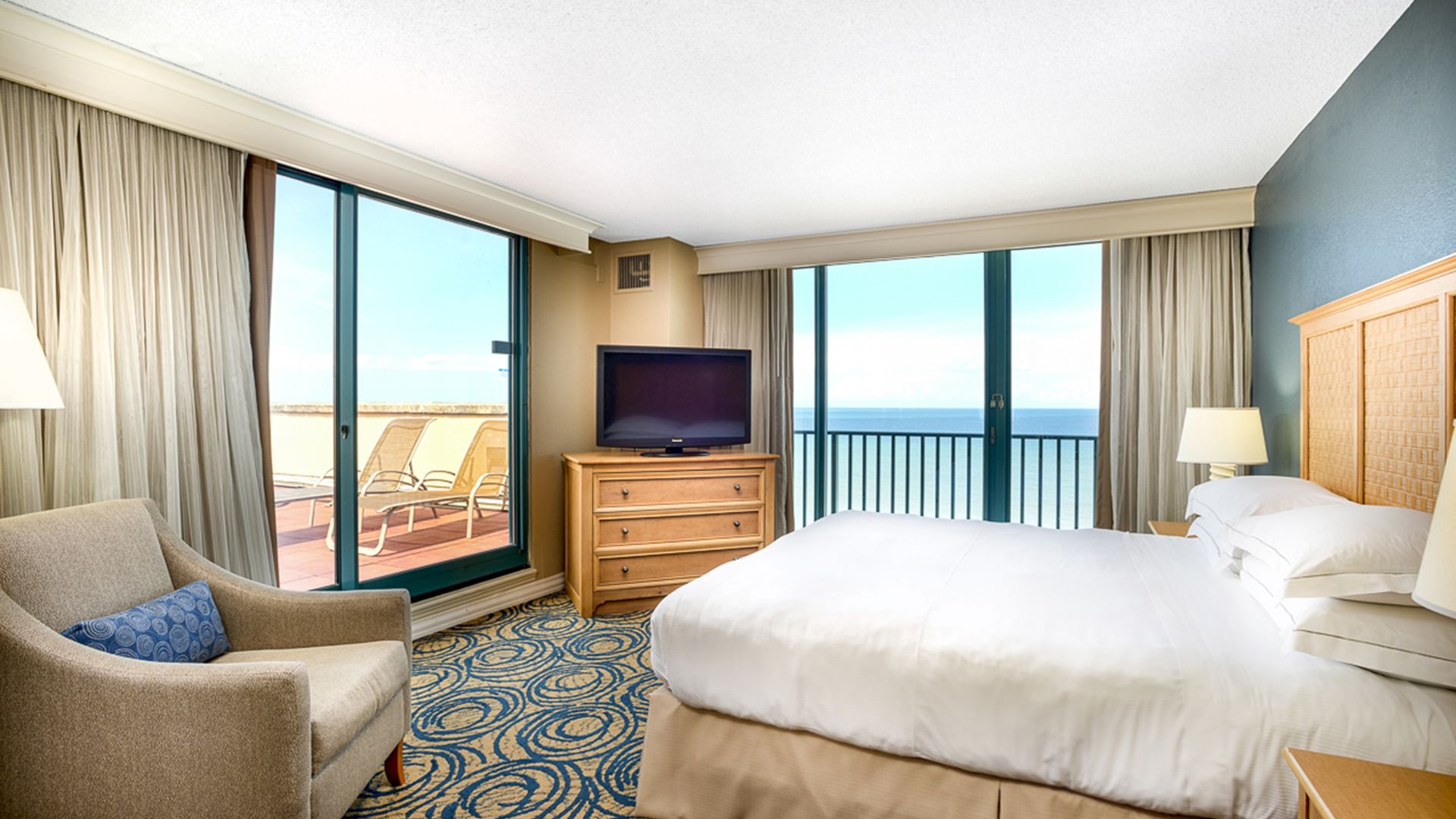 One Bedroom Suite Oceanfront with Terrace – 1 King Bed